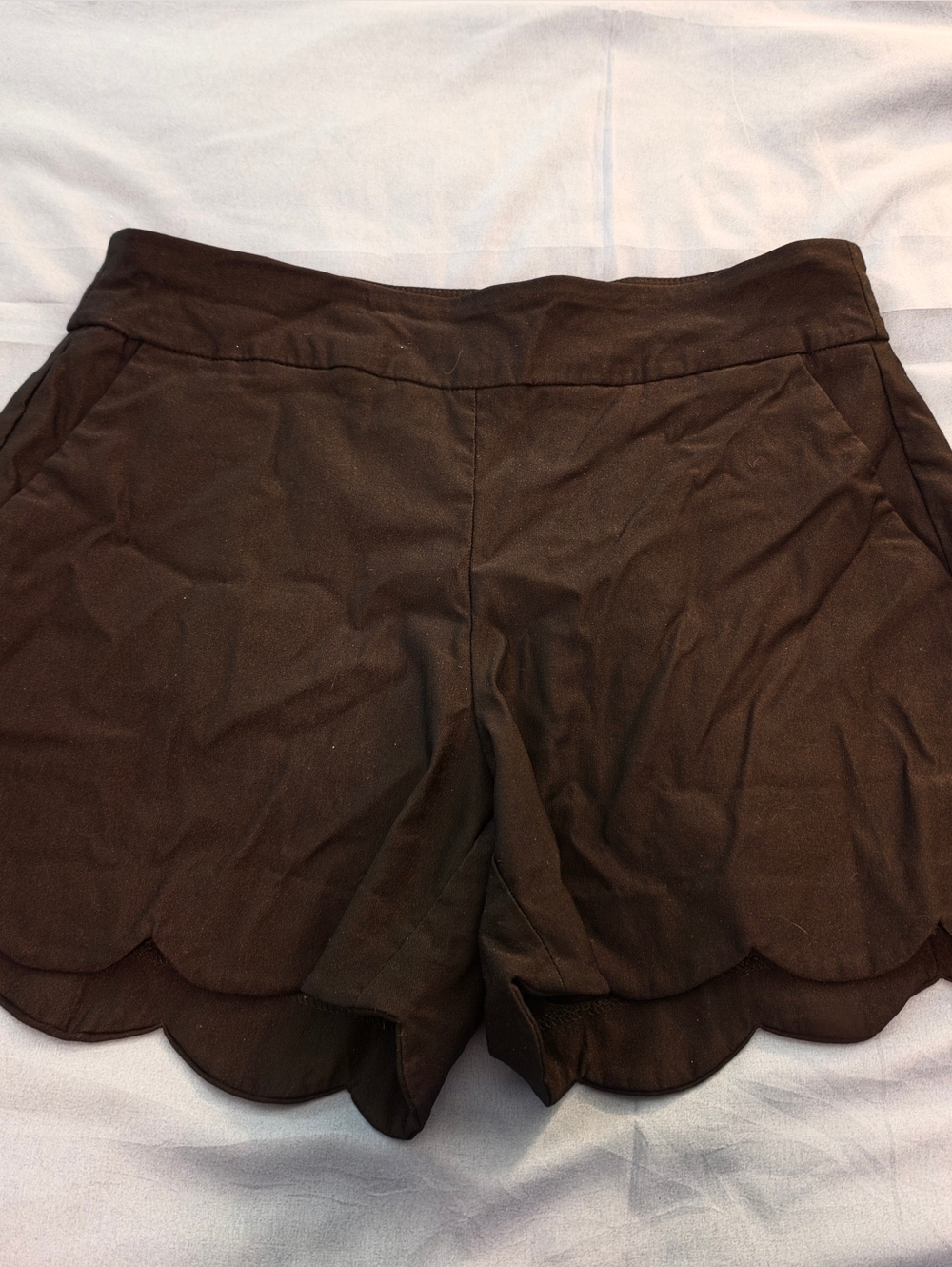 Crown & Ivy Shelby Scalloped Hem Stretch Chino Shorts Womens Size 10P Black